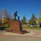 Памятник Бокареву и подсолнечному маслу