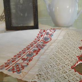 Льняное полотенце с вышивкой и кружевом из усадьбы Боблово