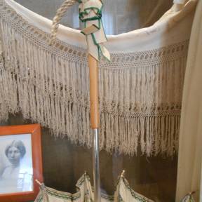 треугольная льняная шаль Любы Менделеевой бежевого цвета с цветочной вышивкой и кистями конец Х1Х века р
