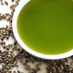 оливково-зеленое конопляное масло в чашке